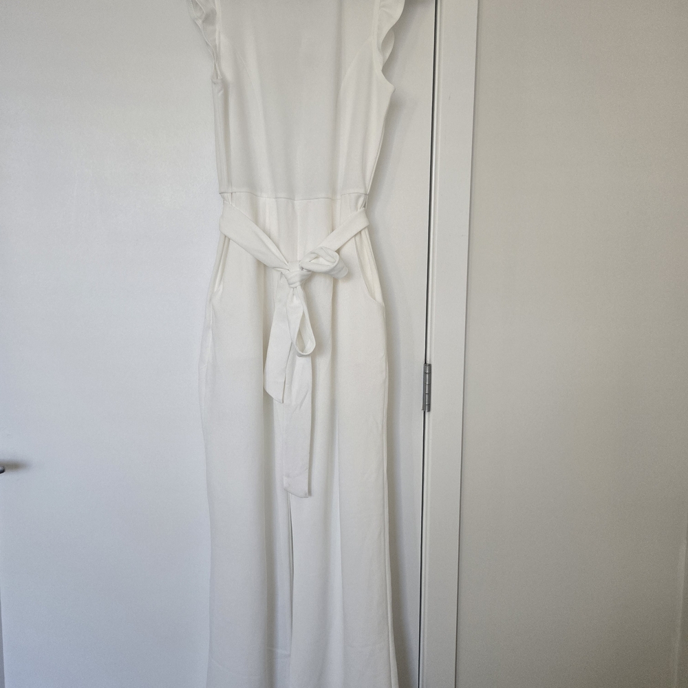 Elegant White Sleeveless Jumper